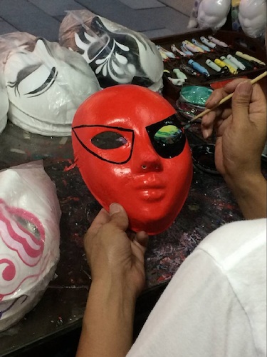 七月二日 色花堂
 赴西湖区“格格”学习探索小分队 街头艺术者正在画脸谱