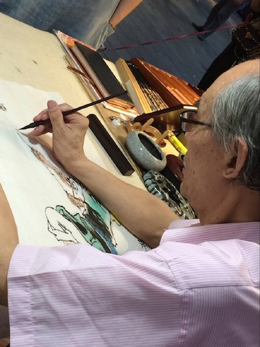 七月二日 色花堂
 赴西湖区“格格”学习探索小分队 老艺术家正在做国画