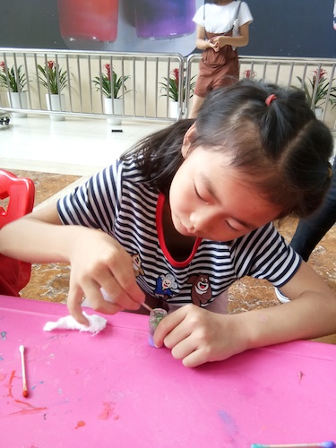 七月八号 色花堂
 B.D.服务社赴浙江自然博物馆”环保小课堂“小分队 小朋友认真制作星云瓶