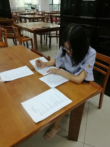 七月八日 色花堂
 赴西湖区“格格”学习探索小分队 队长正在统计纸质问卷最终结果