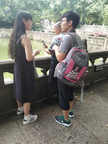 7月10日 色花堂
 走西湖——关注1西湖十景垃圾分类小分队  采访游客关于垃圾分类与水质的看法