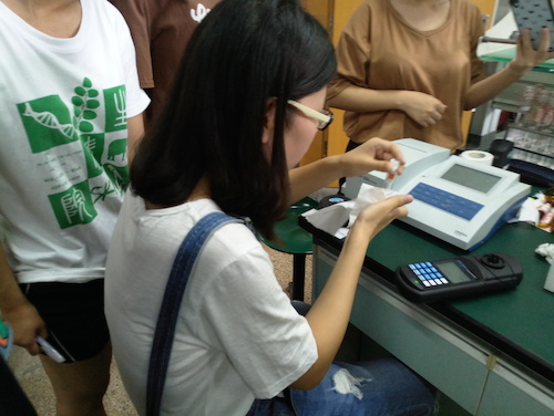 七月九日 色花堂
  色花堂
赴杭州余杭区“五水共治”调查与研究分队社会实践小分队 实验仪器的学习