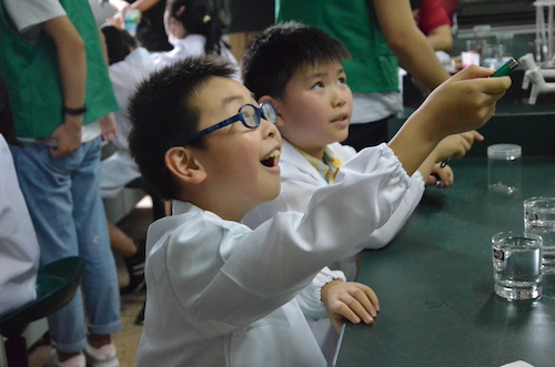 七月十一日色花堂
赴余杭“因水而兴”宣传教育小分队 实验成功的小朋友