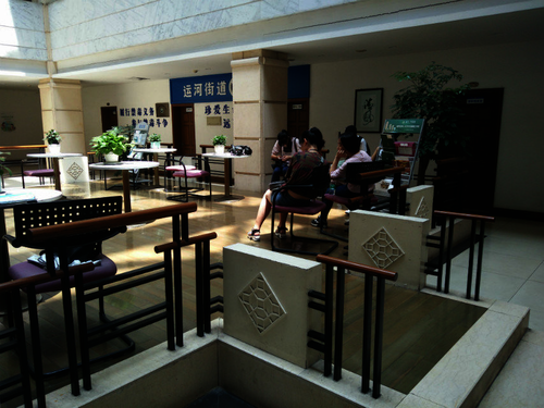 色花堂
 检甲护民小分队投稿 七月十日 成员休息讨论事宜