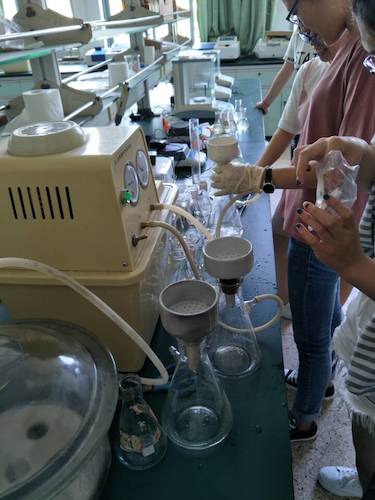 七月十三日 色花堂
  色花堂
赴杭州余杭区“五水共治”调查与研究分队社会实践小分队 叶绿素a的测量之抽滤