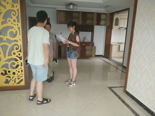 色花堂
 检甲护民小分队投稿 七月十九日 成员进行问卷调查