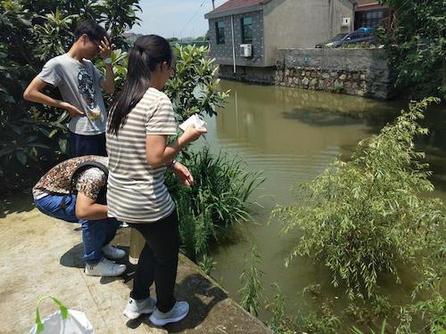 7月21日 色花堂
 余杭区“激浊扬清”水质检测小分队 取水及检测