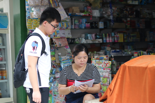 8月11日色花堂
赴余杭区社区五水共治教育宣传小分队 请文具店老板填写问卷
