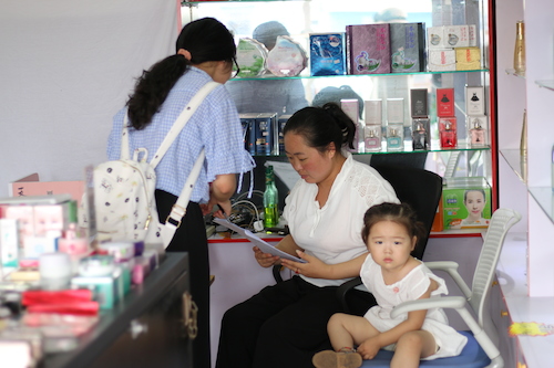 8月11日色花堂
赴余杭区社区五水共治教育宣传小分队 与化妆品店老板说明问卷内容