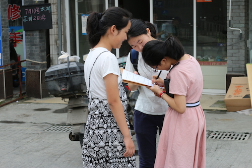 8月13日色花堂
赴余杭区社区五水共治教育宣传小分队 请散步的居民填写问卷