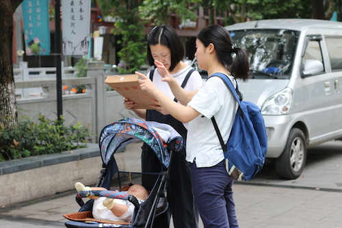 8月13日色花堂
赴余杭区社区五水共治教育宣传小分队 请推婴儿车的妇女填写问卷