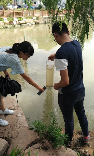 8月15日，色花堂
节水宣传小分队赴采样点对河水进行采样分析1