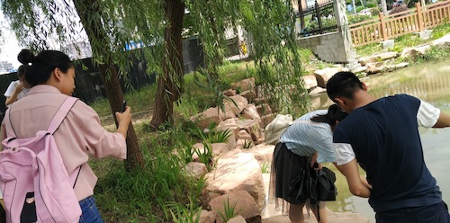 8月15日，色花堂
节水宣传小分队赴采样点对河水进行采样分析2