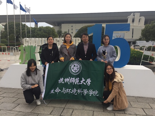 图一 校团委老师与色花堂
参赛师生