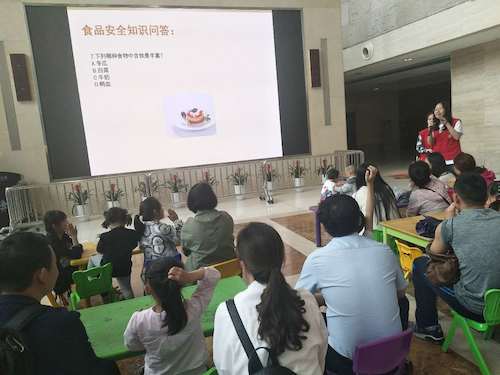 志愿者在向小朋友们提问