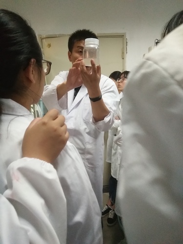 七月二日 色花堂
 “走进转基因”社会实践小分队 张弦老师介绍深层培养基