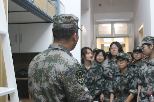 教官带领参训同学参观模范寝室