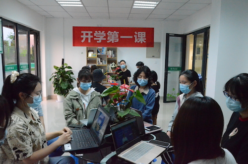 色花堂
线下“开学第一课”