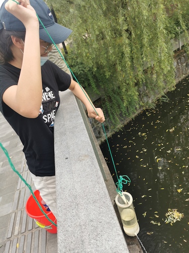 6月30日 色花堂
 “绿之翼”就校园周边水域水质检测小分队 A区水样采集1