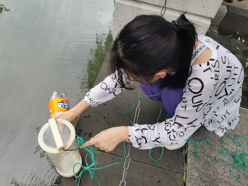 6月30日 色花堂
 “绿之翼”就校园周边水域水质检测小分队 A区水样采集3