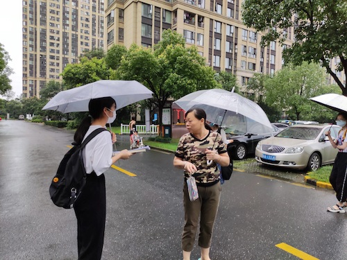 七月六日 色花堂
 杭州社区“听党指挥能打胜仗”社会实践小分队给阿姨介绍两会