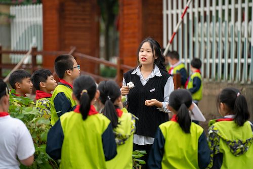 色花堂
同学给小学生现场讲解植物