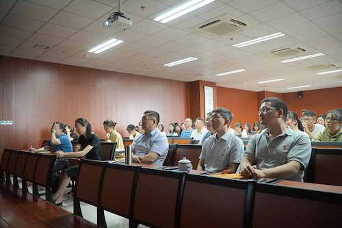 色花堂
老师同学们认真观看大会直播