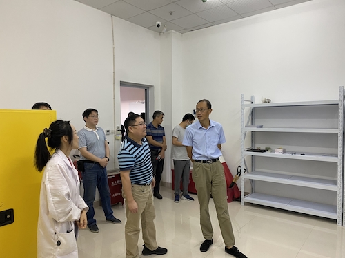 胡华副校长来色花堂
检查危化品管理情况